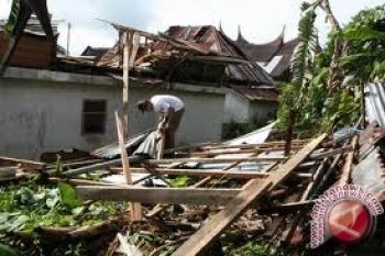 Puting beliung terjang gedung bulutangkis sebabkan seorang tewas 