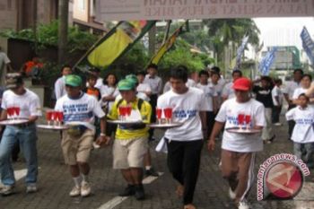 Ratusan pelayan ikuti lomba berlari membawa makanan 