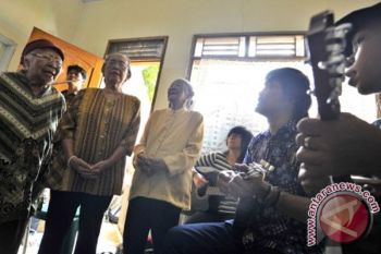 Benarkah rutin dengarkan musik turunkan risiko demensia pada lansia?