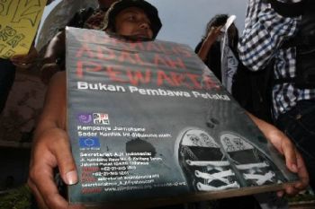 Puluhan Wartawan di Padang Gelar Aksi Solidaritas