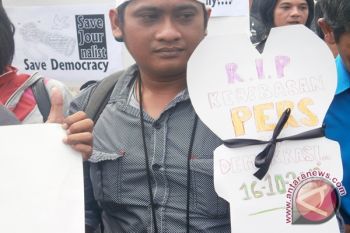Jurnalis Demo Di Depan Istana Merdeka
