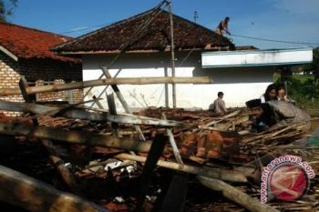 Korban bencana puting beliung Lampung Timur terima bantuan