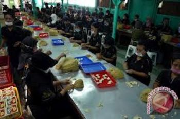 Industri Menekan Kemiskinan 6,5 Kali Lebih Kuat