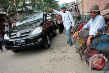 Jokowi "Saya tidak minta mobil Land Cruiser"