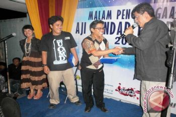 Adolf Ayatullah-Juniardi Raih Penghargaan AJI Bandarlampung