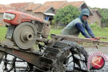  Sulbar Alokasikan 53 Traktor Petani