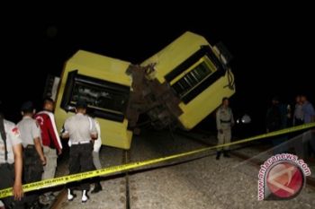 13 anak tewas akibat KA menabrak bus sekolah