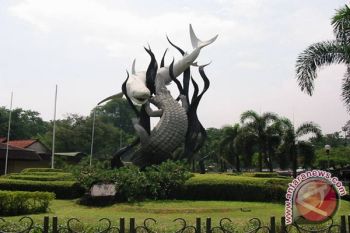 Peserta Kongres II JKPI keliling Kota Surabaya 
