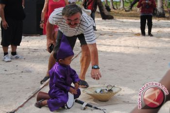 Wah!! Ada bule berikan "saweran" di Pulau Ketawai 