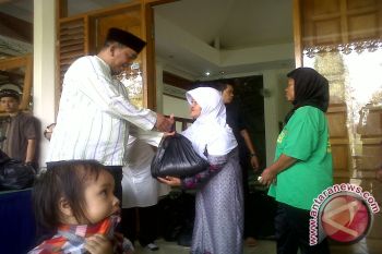 Lembah Hijau Bagikan Daging Kurban dan Sembako