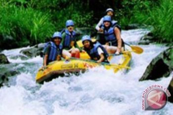 "Tubing" di Sungai Pakerisan diminati wisatawan domestik