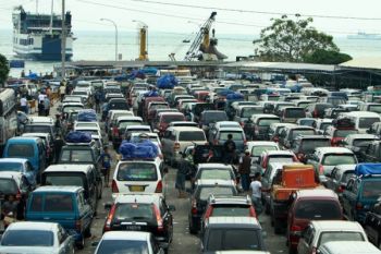 Penumpang Feri Sumatera-Jawa Padat di Bakauheni