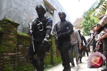 Densus 88 Baku Tembak dengan Teroris Di Poso