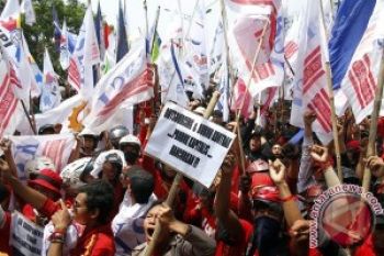 Buruh Tutup Pintu Masuk Kawasan Industri Pulogadung