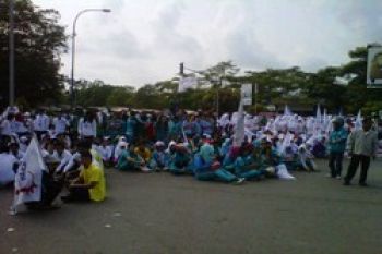 Ribuan Buruh Blokir Mukakuning            