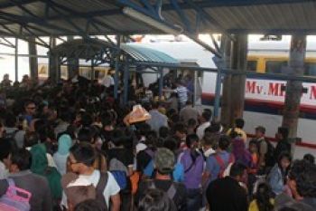 Puluhan Bocah Terhimpit di Pelabuhan Sekupang