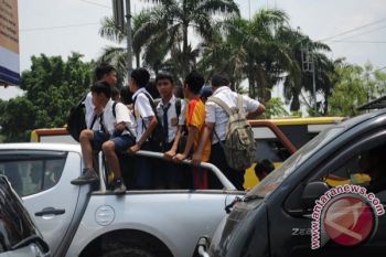 Menumpang mobil bak terbuka