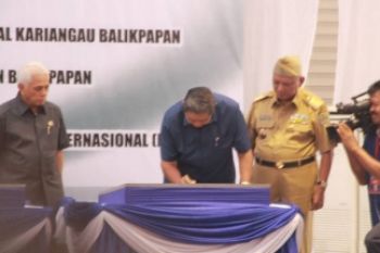 Tanda tangani Prasasti