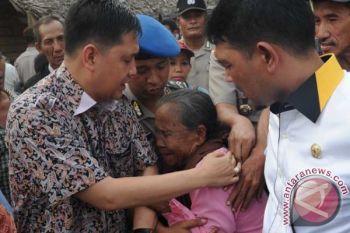 Menangis di tangan anggota DPR 