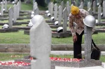Penarik Becak Heningkan Cipta Hormati Jasa Pahlawan