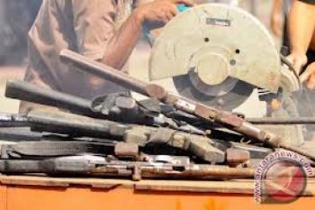 Kejari Surakarta Musnahkan Ratusan Amunisi dan Senpi