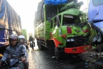 TRUK TABRAK BUS