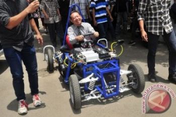 Mahasiswa Unpas Bndung luncurkan mobil listrik