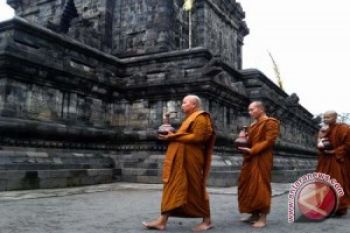 Umat Buddha Ritual Kathina di Mendut