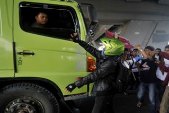 TAHAN MOBIL TRUK