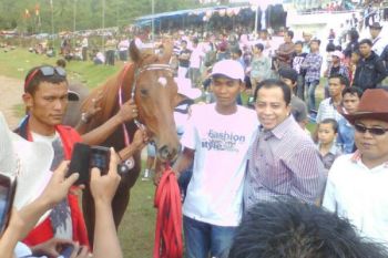 Bupati Tanahdatar Buka Pacu Kuda Open Race dan Tradisional 2012