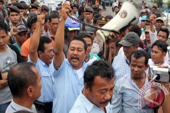 Dprd: perusahaan jangan kurangi jam kerja buruh