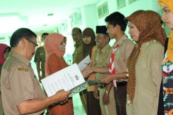 Korpri Solok Serahkan Beasiswa Pendidikan Anak Anggotanya