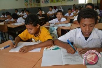Gubernur inginkan masyarakat laporkan keluhan sekolah gratis