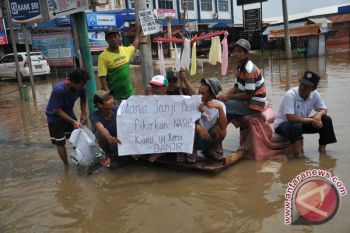 Puluhan warga demo masalah banjir