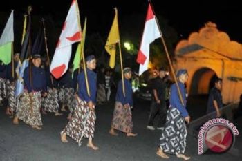 Joyokusumo lepas ratusan warga "mubeng beteng" keraton