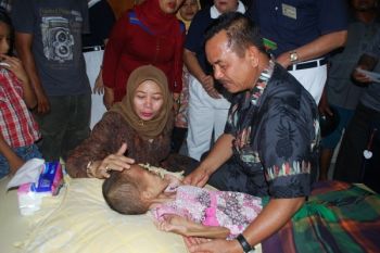 Pemkot Padang Bantu Bocah Menderita Kanker Otak
