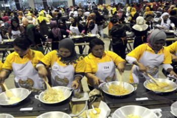 REKOR MURI PEMBUATAN NASI GORENG