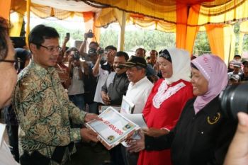 Gubernur Serahkan Dana Kontigensi SLPTT Kelompok Tani