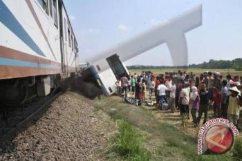 KA tabrak bus tewaskan 47 orang 