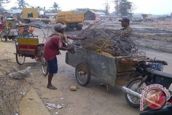 Pemulung Panen Besi Bekas Di Lokasi Kebakaran