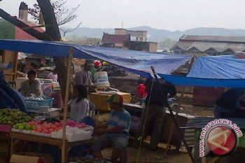 Pedagang Korban Kebakaran Tempati Jalan Raya