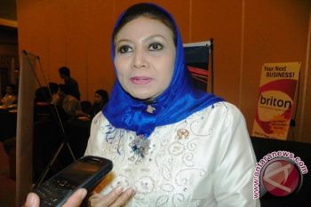 Meilani pecinta kain tenun khas Indonesia