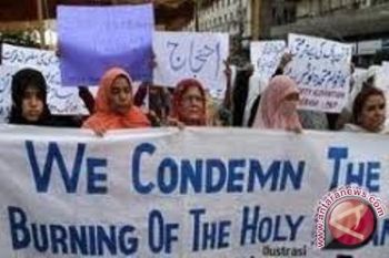 Mahasiswa Di London Protes Kenaikan Uang Kuliah