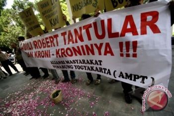 Dua Tersangka Century Ditahan