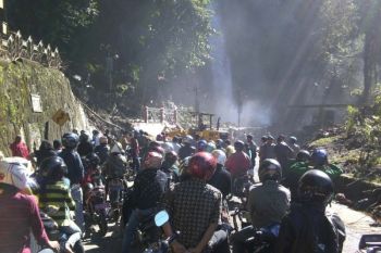 Lembah Anai Macet Total Akibat Luapan Air Terjun