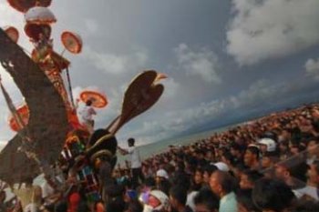 DIBUANG KE LAUT