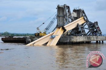 Pylon Jembatan Kartanegara Ambruk 