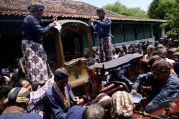 JAMASAN KERETA KRATON