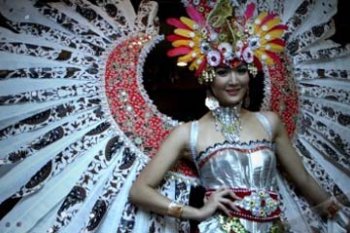 BUSANA BURUNG GARUDA