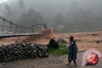 Sungai Manunggal meluap akibat hujan deras